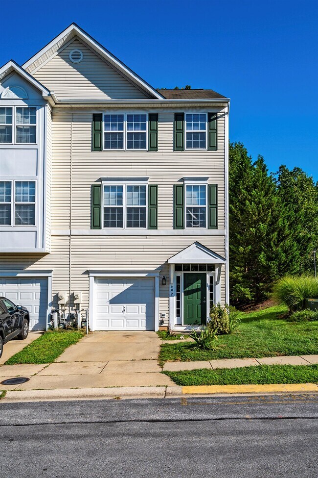 End unit entryway - 602 Trout Run Ct