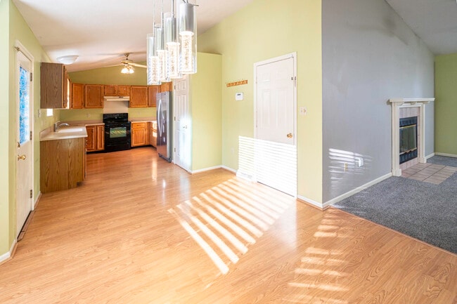 Building Photo - 10449 Travis St