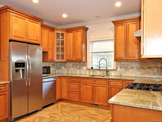 Building Photo - 114 Oak St