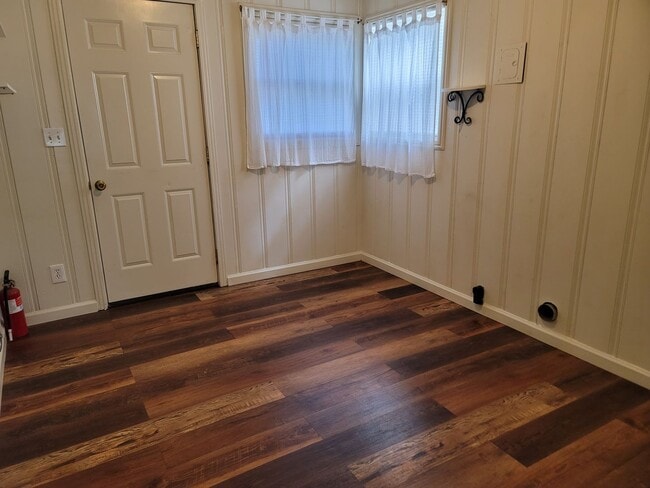 Building Photo - Move in Special see AD