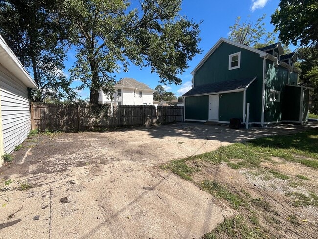 Building Photo - 3 Bed 1.5 Bath- 2 Car Garage