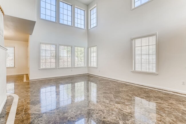 Foto del edificio - Absolutely Spectacular 4 Bedroom 3 Car Garage Home