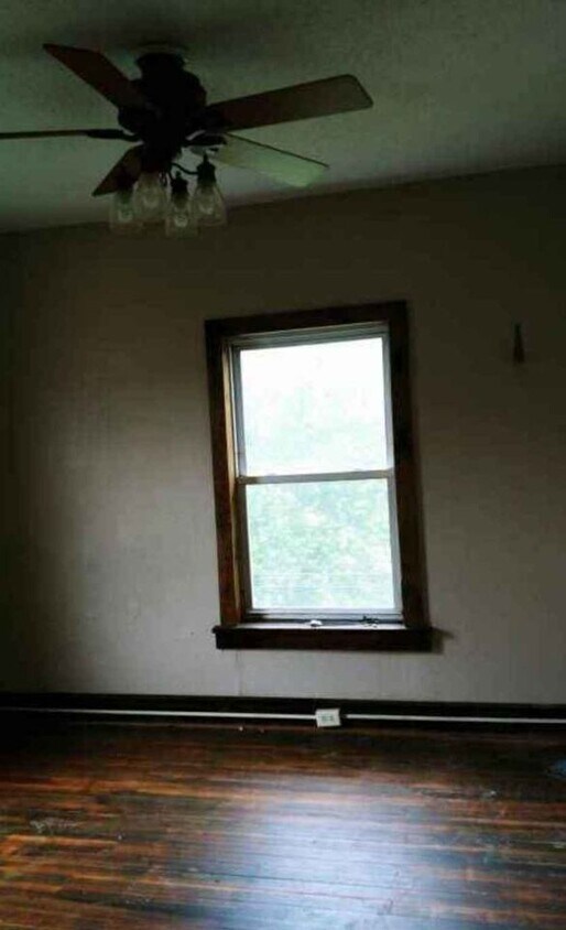 Living room - 118 E Railroad St