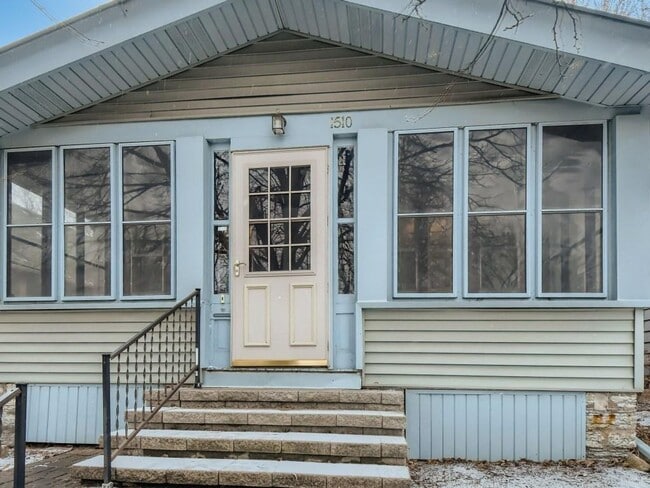 Building Photo - 4 Bedroom SFH in MacGroveland! Close by Concordia and Macalester