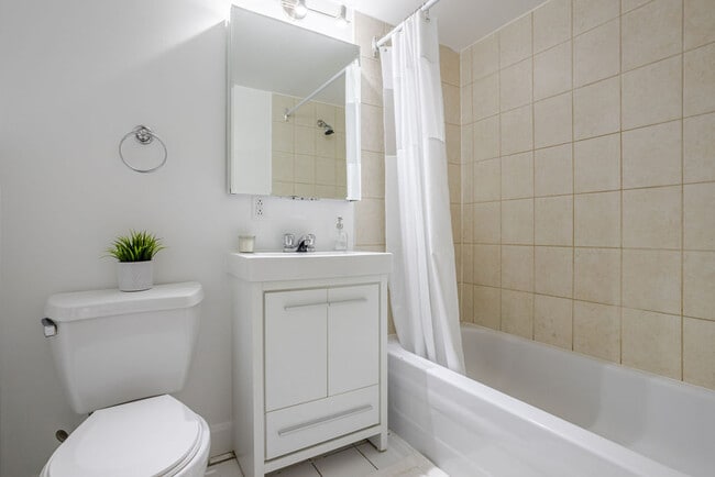 Building Photo - La Tour Penfield