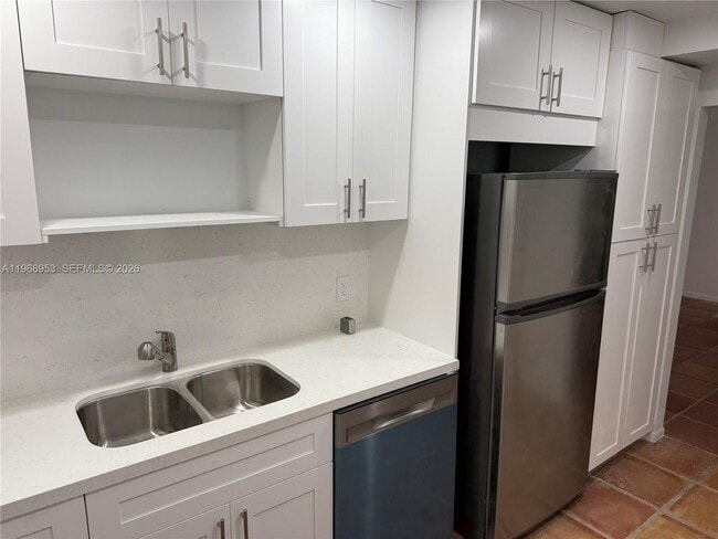 Building Photo - 90 Edgewater Dr