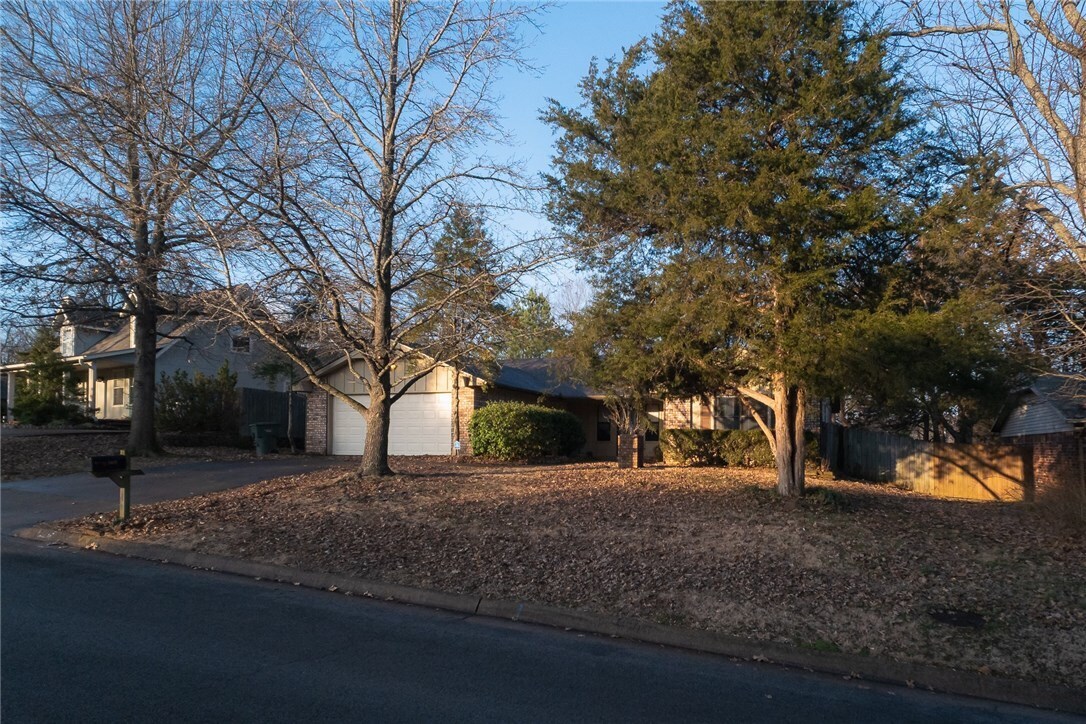 Building Photo - 2425 N Primrose Ln
