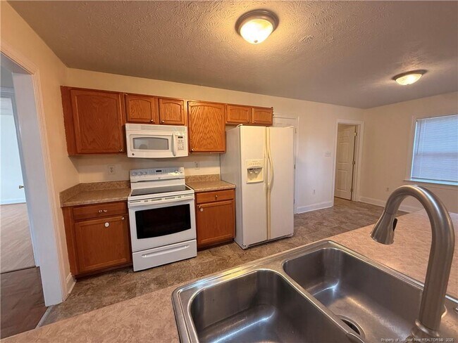 Foto del edificio - 3713 Rockhurst Dr
