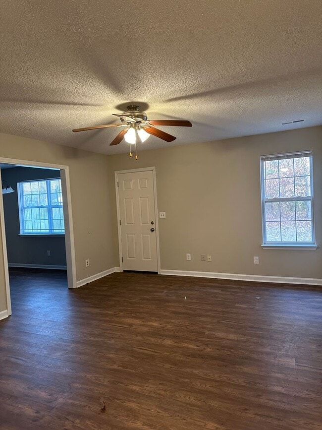 Building Photo - Completely Updated Family Home in Heritage...