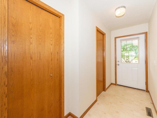 Building Photo - 1027 6th Ave NE