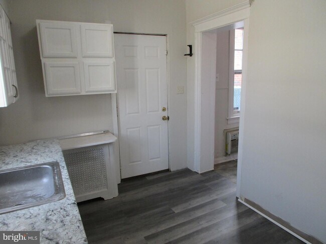 Foto del edificio - 4123-4100 Tyson Ave