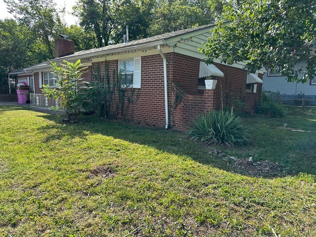 Foto del edificio - Newly Renovated 4 br/2ba Home in -Steps Aw...
