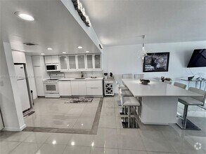 Building Photo - 3051 S Palm Aire Dr