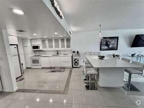 Building Photo - 3051 S Palm Aire Dr