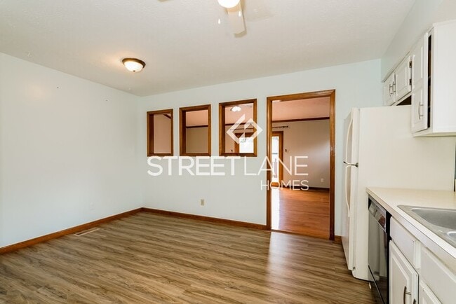 Building Photo - NOW OFFERING FIRST FULL MONTH FREE!!