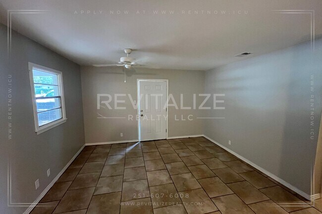 Building Photo - 3 Bedroom/1 Bathroom Home in West Mobile!