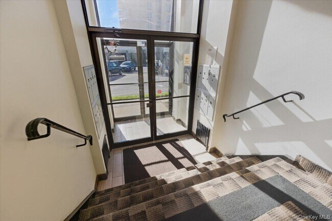 Foto del edificio - 475 W Broadway