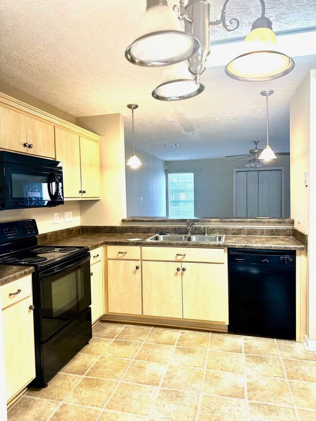 Building Photo - Charming 2/1.5 Townhouse