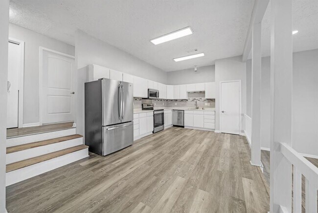 Building Photo - 1216 Lake View Dr