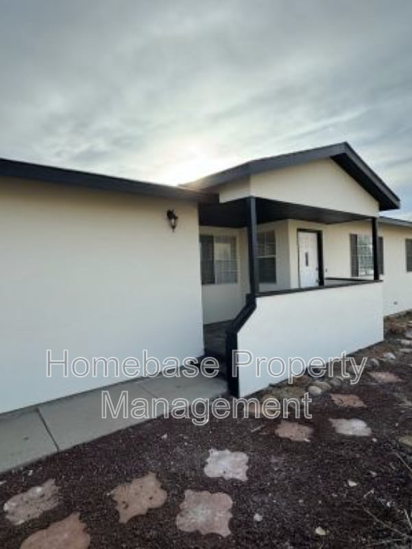 Building Photo - 1901 E Ranch Dr