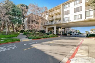 Building Photo - 7 Commodore Dr
