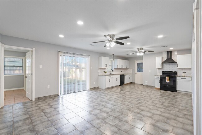 Building Photo - 906 Alyse St