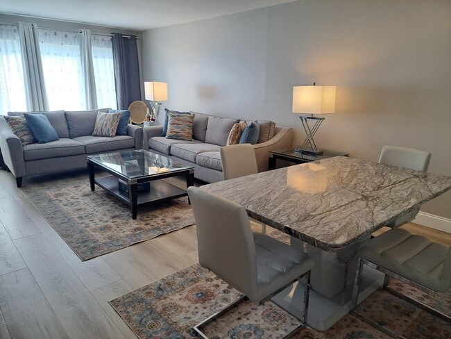 Foto del edificio - 1502 S Lakeside Dr