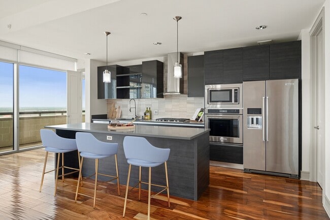 Enjoy 1 Month Free + Credit Back on Fees! - Enjoy 1 Month Free + Credit Back on Fees! Apartment