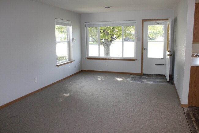 Building Photo - 515 Samara Ave