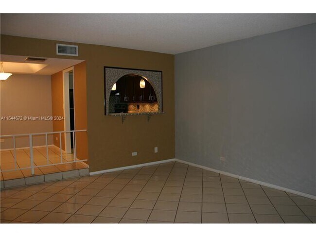 Building Photo - 3710 Inverrary Dr