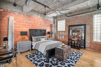 Building Photo - 204 Travis St