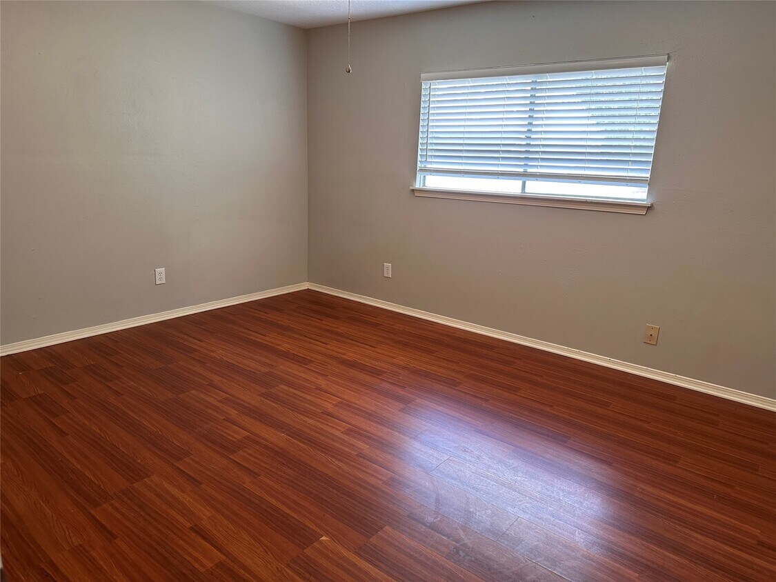 Building Photo - 3323 Brookdale Dr