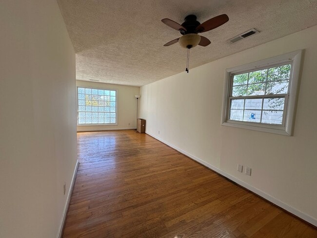 Building Photo - Perfect location!