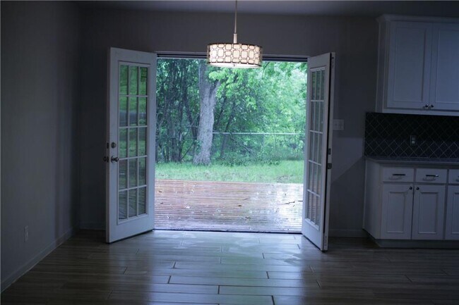 Building Photo - 1413 Broadmoor Dr