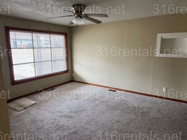 Foto del edificio - 2 Bed 1 bath house with attached garage in El Dorado!