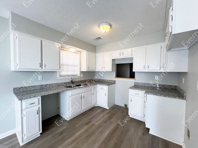 Building Photo - 2228 Hometown Dr