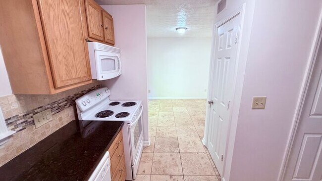 Building Photo - Lilburn 2 Bed-2.5 Bath Townhouse, Fireplace, Great Floor Plan!