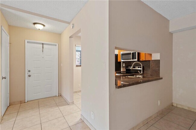 Foto del edificio - 2733 S Oakland Forest Dr