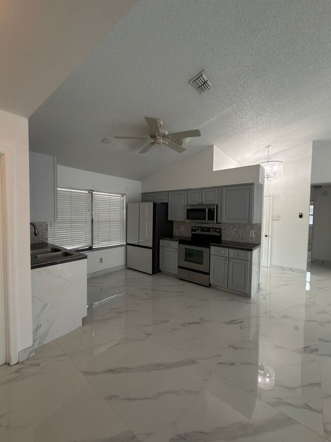 Building Photo - 9142 Sabal Palm Cir