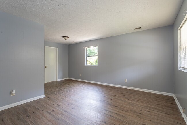 Building Photo - 1520 Hagan Dr