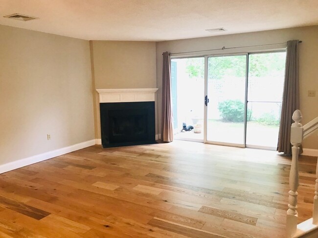 Building Photo - 102 Brookside Dr