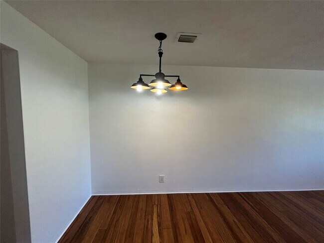Building Photo - 2909 Middle River Dr