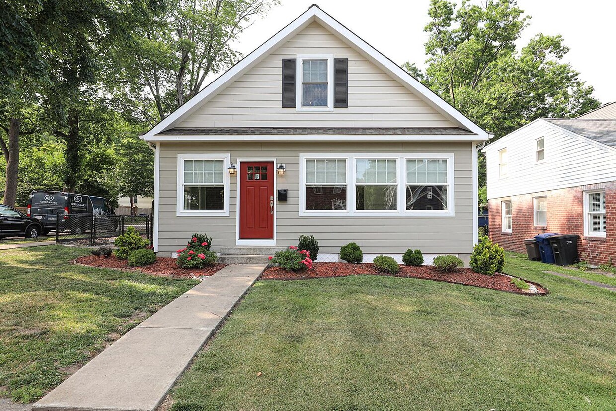 Primary Photo - 15 W Howell Ave