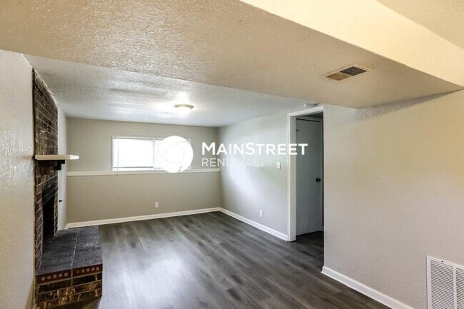 Building Photo - 3 Bedroom Pet-Friendly Home in Independence, MO with Main Street Renewal