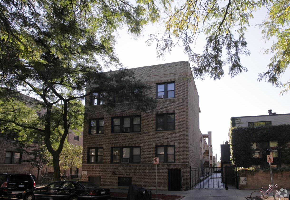 Building Photo - 3720-3728 N Pine Grove Ave