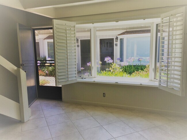 Foto del edificio - Cozy Studio by the Beach in Sandpiper III Complex!