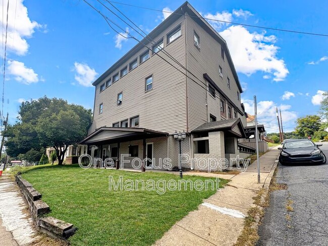 Building Photo - 400 Railroad St