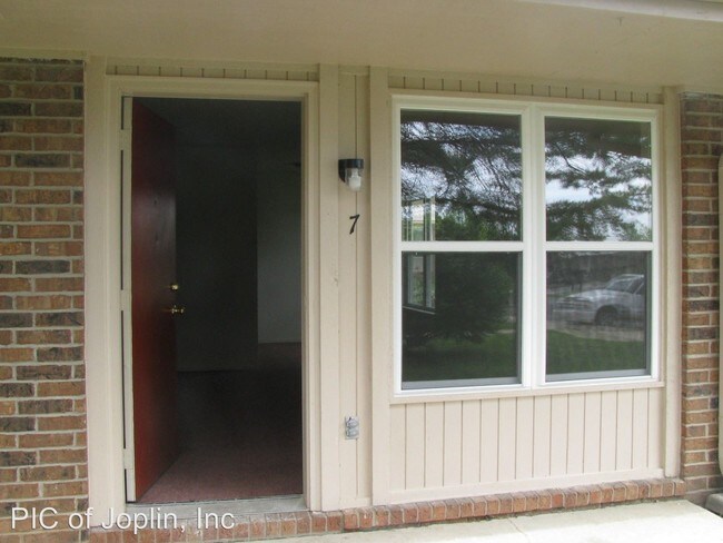 Building Photo - 207 S Fort St