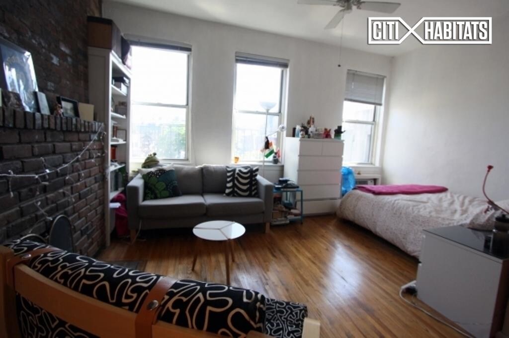 Foto principal - 242 W 4th St