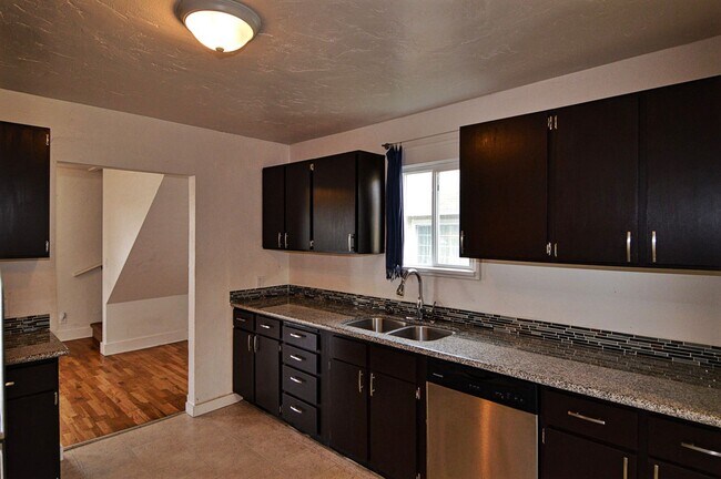 Foto del edificio - Spacious South Tacoma Home with Modern Updates & Fenced Yard